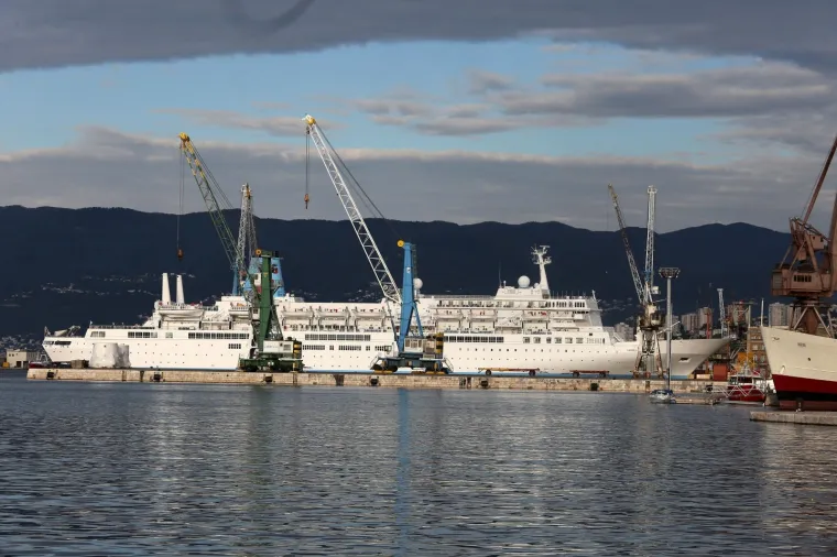 Rijeka puna kao da je vrhunac sezone: Uplovila dva kruzera, ulice preplavile tisuće Engleza i Amerikanaca