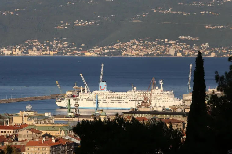 Rijeka puna kao da je vrhunac sezone: Uplovila dva kruzera, ulice preplavile tisuće Engleza i Amerikanaca