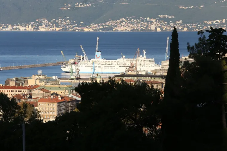 Rijeka puna kao da je vrhunac sezone: Uplovila dva kruzera, ulice preplavile tisuće Engleza i Amerikanaca