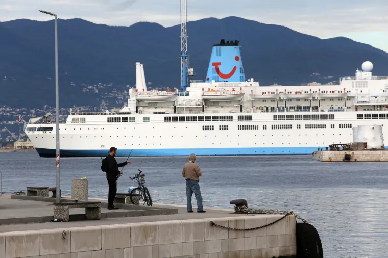 Rijeka puna kao da je vrhunac sezone: Uplovila dva kruzera, ulice preplavile tisuće Engleza i Amerikanaca