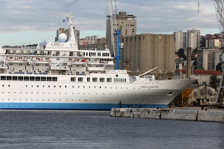 Rijeka puna kao da je vrhunac sezone: Uplovila dva kruzera, ulice preplavile tisuće Engleza i Amerikanaca