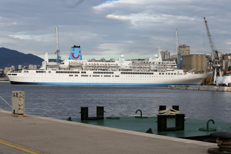 Rijeka puna kao da je vrhunac sezone: Uplovila dva kruzera, ulice preplavile tisuće Engleza i Amerikanaca