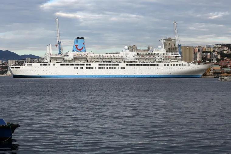 Rijeka puna kao da je vrhunac sezone: Uplovila dva kruzera, ulice preplavile tisuće Engleza i Amerikanaca