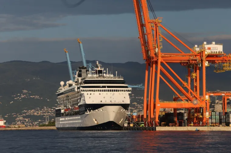 Rijeka puna kao da je vrhunac sezone: Uplovila dva kruzera, ulice preplavile tisuće Engleza i Amerikanaca