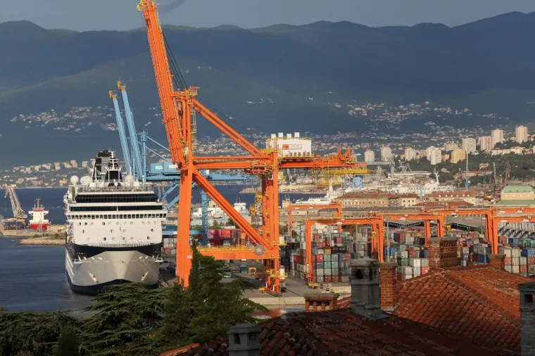 Rijeka puna kao da je vrhunac sezone: Uplovila dva kruzera, ulice preplavile tisuće Engleza i Amerikanaca