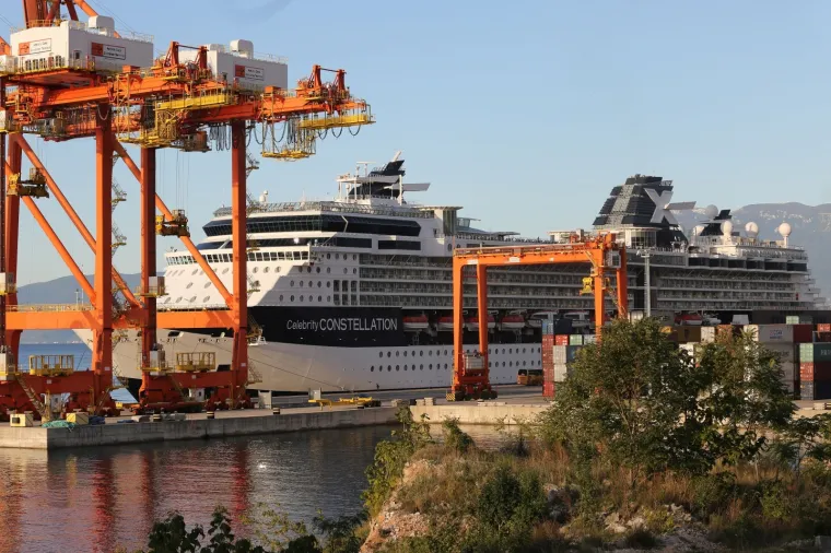 Rijeka puna kao da je vrhunac sezone: Uplovila dva kruzera, ulice preplavile tisuće Engleza i Amerikanaca