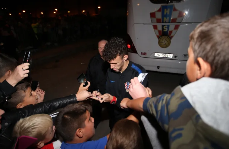 Nakon odrađenog treninga nogometa&scaron;i hrvatske reprezentacije fotografirali su se s najmlađima i  dijelili autograme.
 
Photo: Ivo Čagalj/PIXSELL