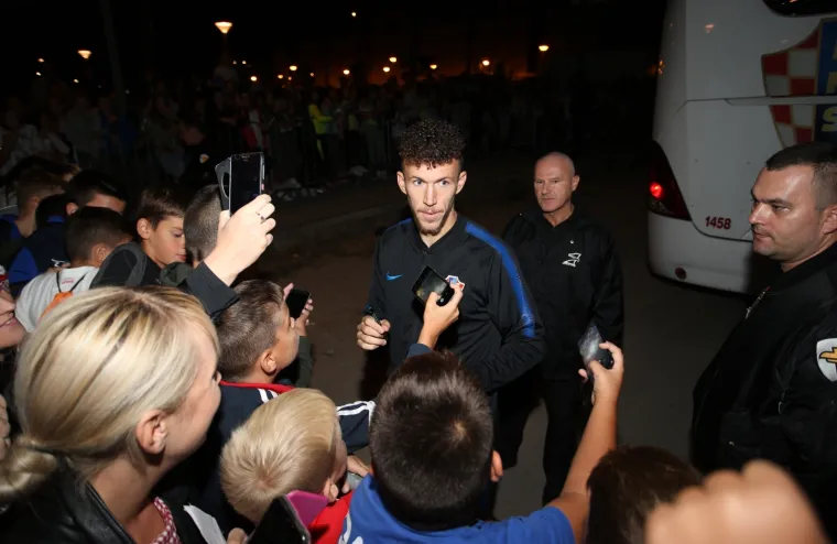 Nakon odrađenog treninga nogometa&scaron;i hrvatske reprezentacije fotografirali su se s najmlađima i  dijelili autograme.
 
Photo: Ivo Čagalj/PIXSELL