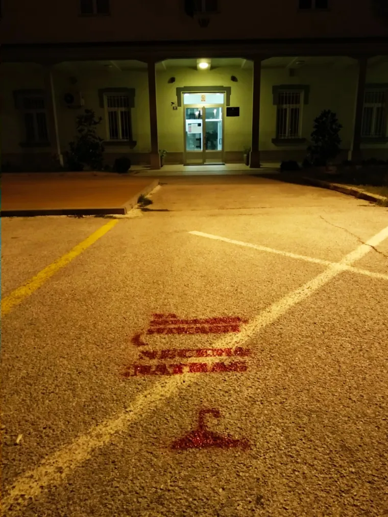 Noćna akcija u Zadru protiv zabrane pobačaja: 'Rektorice, srami se! Nećemo Crkvu na Sveučili&scaron;tu!'