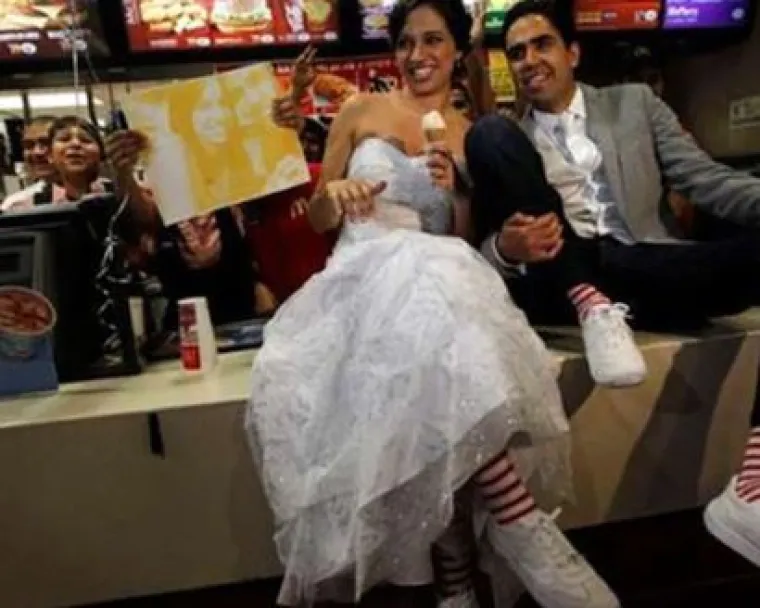 Za sve ljubitelje brze hrane: Pogledajte kako izgleda vjenčanje u McDonald'su