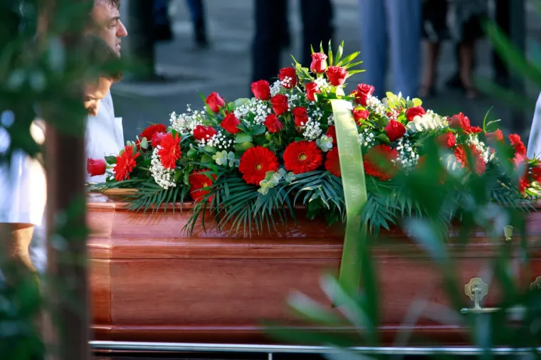 Plač, tuga i jecaji odzvanjali su Lovrincem. Od Srđane Ivani&scaron;ević su se crvenim ružama oprostili članovi obitelji, prijatelji i poznanici.