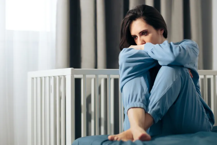 Mentalno zdravlje majke: Depresija, anksioznost, postporođajna depresija i drugi mentalni poremećaji mogu značajno utjecati na majčinu sposobnost da se emocionalno poveže s djetetom. Ovi poremećaji mogu uzrokovati emocionalnu povučenost, razdražljivost i općenito smanjenje kapaciteta za brigu o drugima, uključujući i vlastitu djecu. Majka koja se bori s vlastitim mentalnim zdravljem često nije u stanju pružiti stabilnost i sigurnost koje su djetetu potrebne.