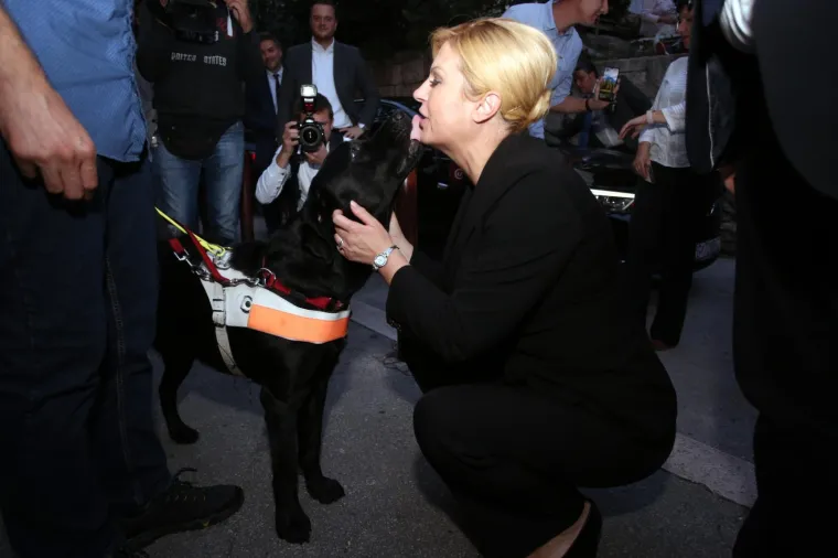 Neobičan susret u Splitu: Predsjednicu prije utakmice pas ljubio po licu i vratu