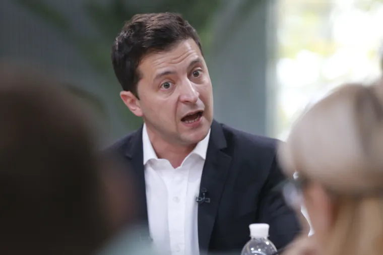 Postavio svjetski rekord: Zelenski 12 sati držao konferenciju za medije uz hamburgere, pizzu i injekcije za glasnice