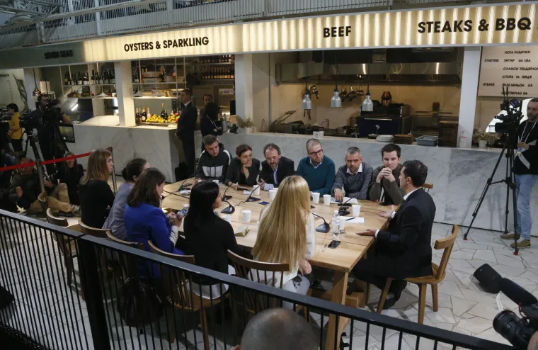 Postavio svjetski rekord: Zelenski 12 sati držao konferenciju za medije uz hamburgere, pizzu i injekcije za glasnice