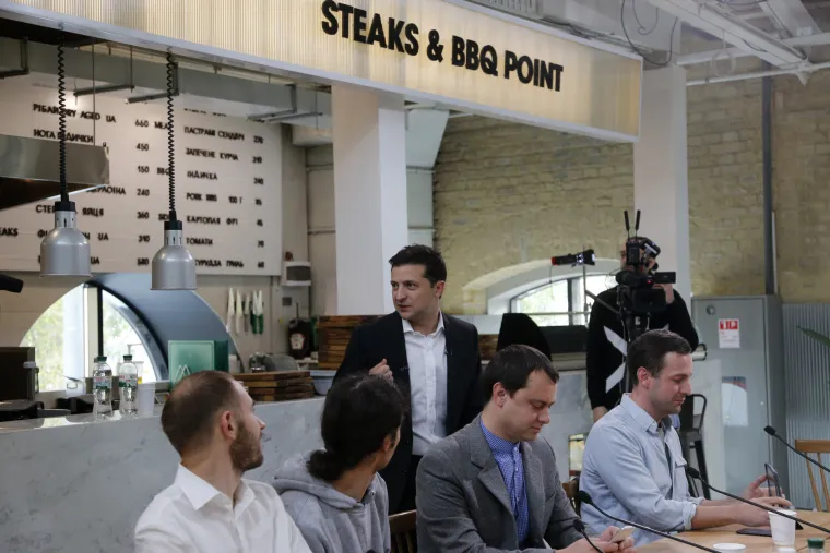 Postavio svjetski rekord: Zelenski 12 sati držao konferenciju za medije uz hamburgere, pizzu i injekcije za glasnice