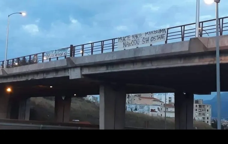 U Splitu osvanuli transparenti s porukama: 'Ratno stanje ili nogometna utakmica? Recite da znamo!'