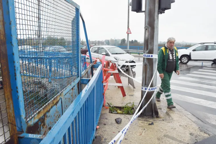 Mladi Si&scaron;čanin u velikoj brzini autom probio ogradu mosta i pao na željezničku prugu!