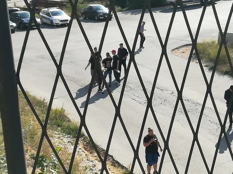 [FOTO] ZAVIRILI SMO U BAZU MAĐARSKIH NAVIJAČA: Glazba trešti na sve strane, pije se piva, a sve pod strogom policijskom prismotrom