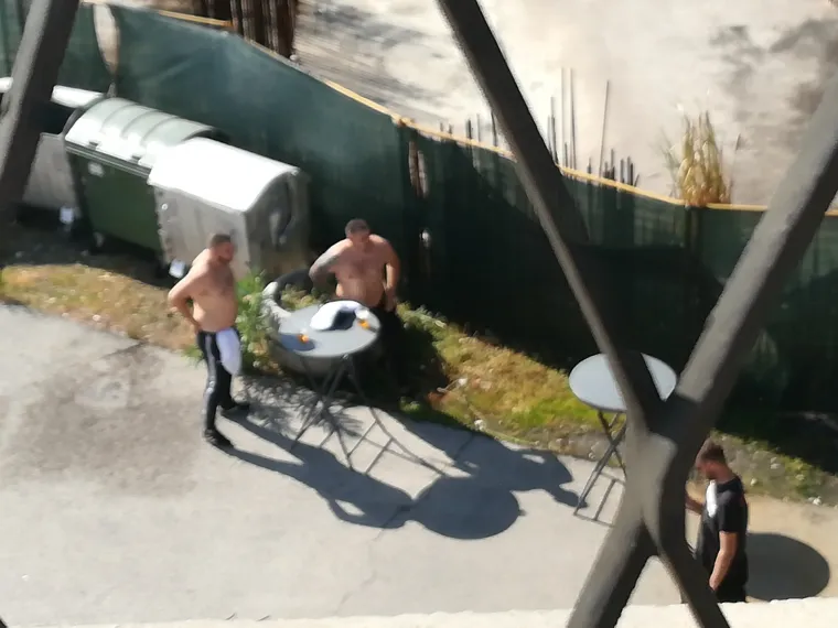 [FOTO] ZAVIRILI SMO U BAZU MAĐARSKIH NAVIJAČA: Glazba trešti na sve strane, pije se piva, a sve pod strogom policijskom prismotrom