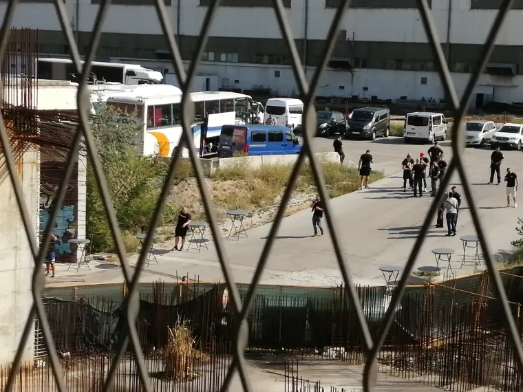 [FOTO] ZAVIRILI SMO U BAZU MAĐARSKIH NAVIJAČA: Glazba trešti na sve strane, pije se piva, a sve pod strogom policijskom prismotrom