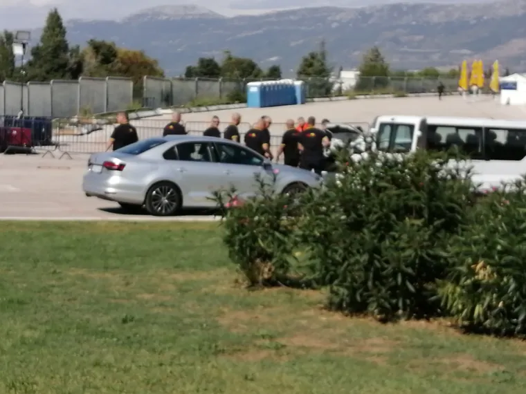 [FOTO] ZAVIRILI SMO U BAZU MAĐARSKIH NAVIJAČA: Glazba trešti na sve strane, pije se piva, a sve pod strogom policijskom prismotrom