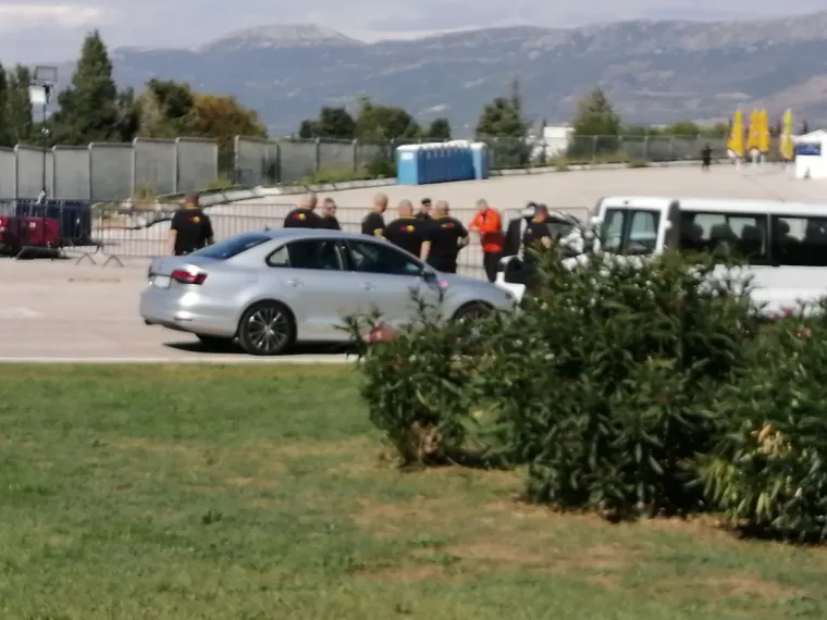 [FOTO] ZAVIRILI SMO U BAZU MAĐARSKIH NAVIJAČA: Glazba trešti na sve strane, pije se piva, a sve pod strogom policijskom prismotrom