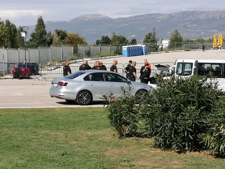 Glazba tre&scaron;ti na sve strane, a mađarski navijači piju pive u okolici Arene.