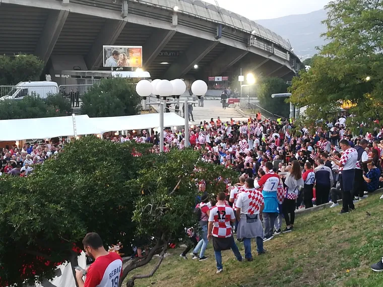 TISUĆE NAVIJAČA STIŽE NA POLJUD: Ovako izgleda ulaz na stadiona dva sata prije utakmice