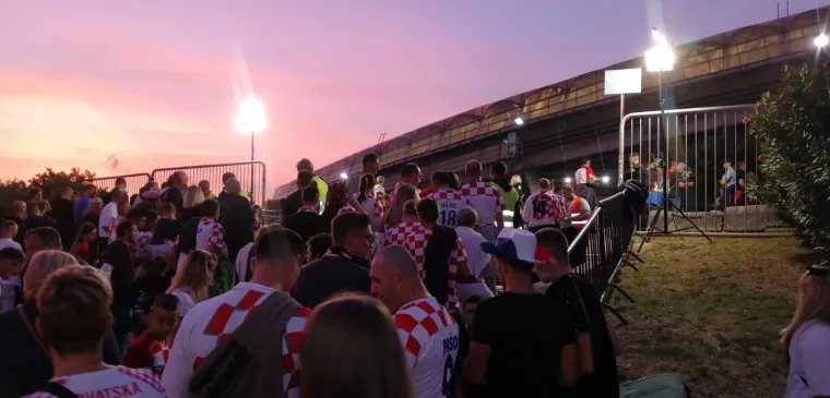 TISUĆE NAVIJAČA STIŽE NA POLJUD: Ovako izgleda ulaz na stadiona dva sata prije utakmice