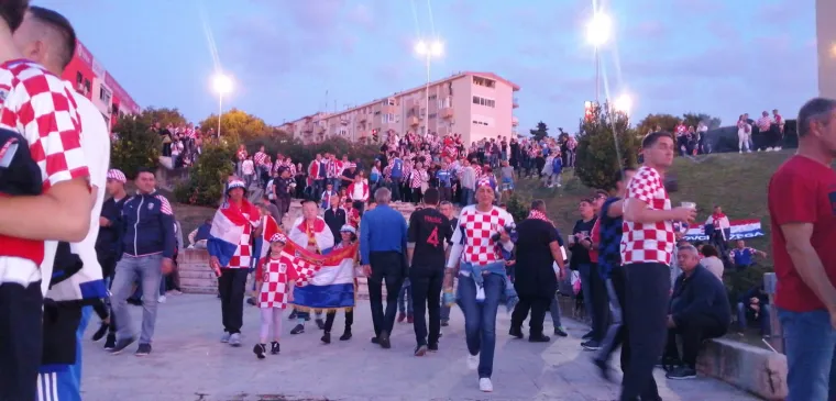 TISUĆE NAVIJAČA STIŽE NA POLJUD: Ovako izgleda ulaz na stadiona dva sata prije utakmice