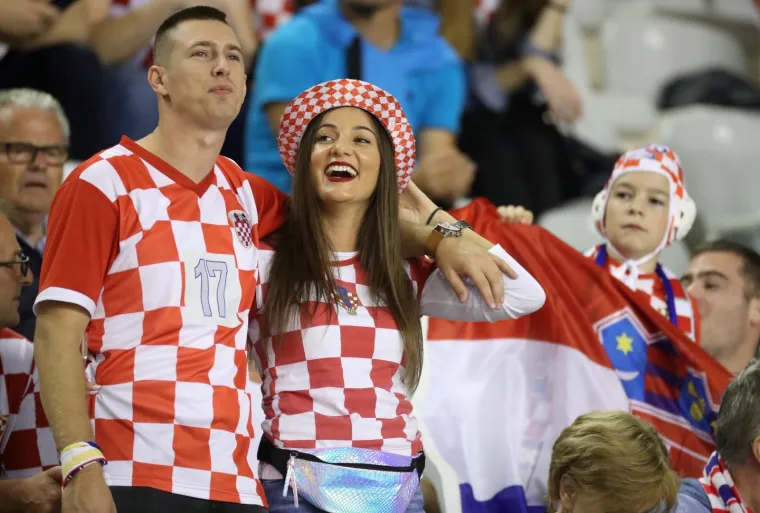 NAVIJAČI I DOBRO POZNATA LICA OKUPIRALI TRIBINE: Osjetite da&scaron;ak atmosfere s poljudske ljepotice