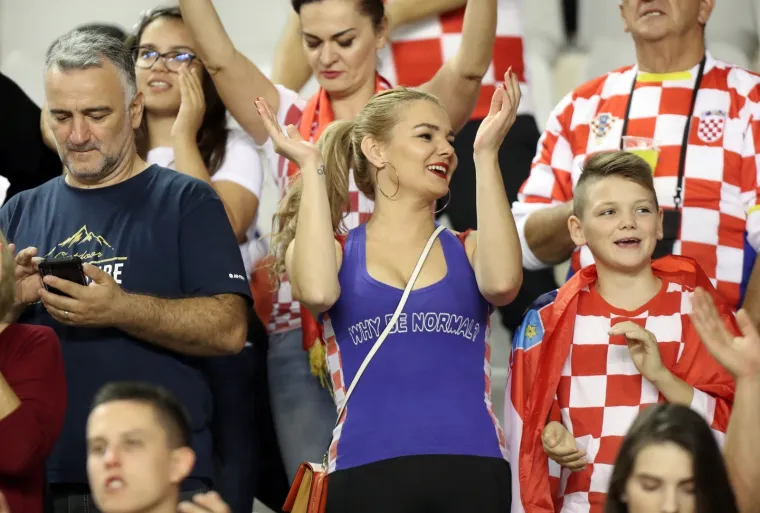 NAVIJAČI I DOBRO POZNATA LICA OKUPIRALI TRIBINE: Osjetite da&scaron;ak atmosfere s poljudske ljepotice