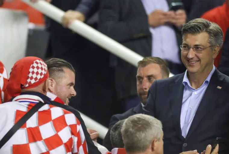 KOLINDA UVIJEK SPREMNA ZA KAMERU, PLENKOVIĆ 'ZAPET KO' PU&Scaron;KA', JANDROKOVIĆ U EUFORIJI... Političari se sjatili na Poljud, izgleda da ba&scaron; uživaju