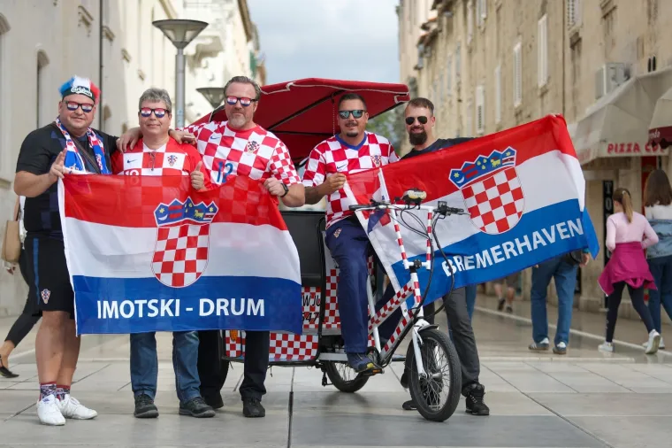 Već tijekom prijepodneva navijači su se počeli okupljati u gradu. Photo: Igor Soban/PIXSELL