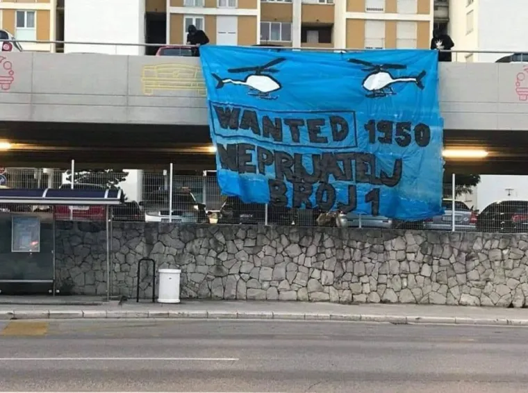 [FOTO] TRANSPARENTI KOJE JE POLICIJA EKSPRESNO UKLONILA PRIČAJU DRUGU STRANU PRIČE: 'Mukte karte podobnima, đava je straj...'
