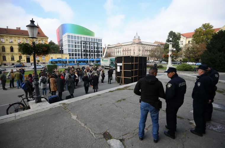 Poznati umjetnik ispred HNK-a organizirao kviz 'Prepoznaj Srpkinju', nagrada za točan odgovor - 20 kuna