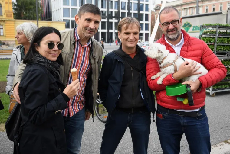 Poznati umjetnik ispred HNK-a organizirao kviz 'Prepoznaj Srpkinju', nagrada za točan odgovor - 20 kuna