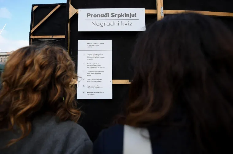 Poznati umjetnik ispred HNK-a organizirao kviz 'Prepoznaj Srpkinju', nagrada za točan odgovor - 20 kuna