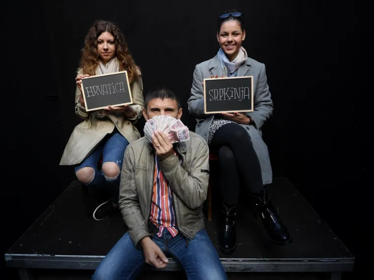 Poznati umjetnik ispred HNK-a organizirao kviz 'Prepoznaj Srpkinju', nagrada za točan odgovor - 20 kuna