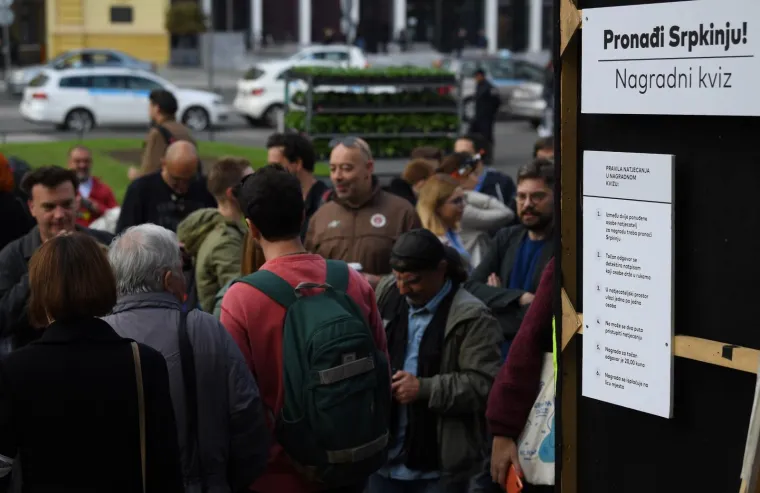 Poznati umjetnik ispred HNK-a organizirao kviz 'Prepoznaj Srpkinju', nagrada za točan odgovor - 20 kuna