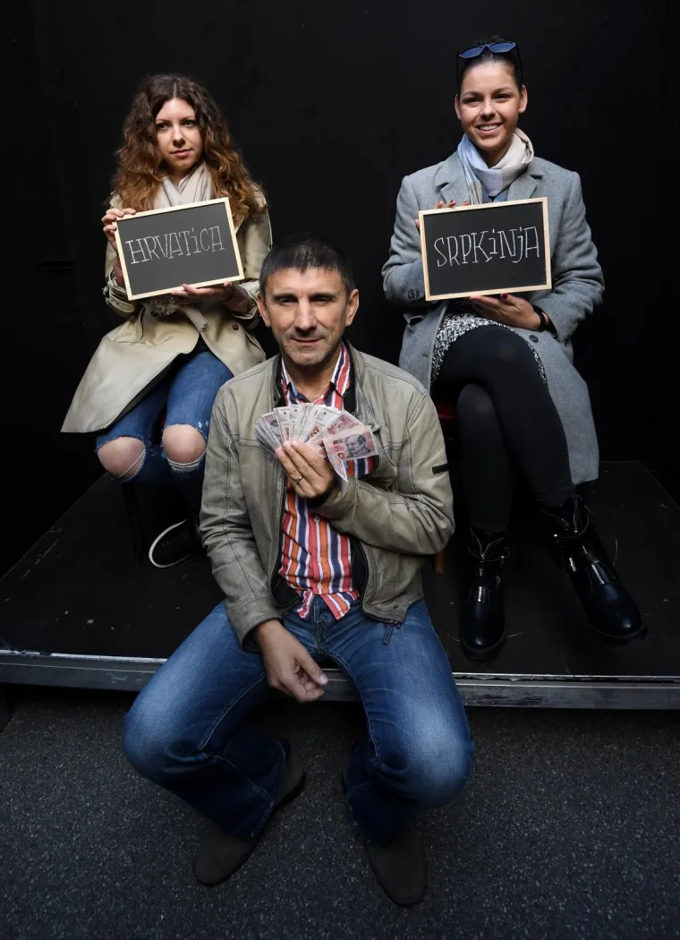 Poznati umjetnik ispred HNK-a organizirao kviz 'Prepoznaj Srpkinju', nagrada za točan odgovor - 20 kuna