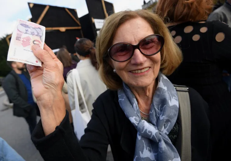 Poznati umjetnik ispred HNK-a organizirao kviz 'Prepoznaj Srpkinju', nagrada za točan odgovor - 20 kuna