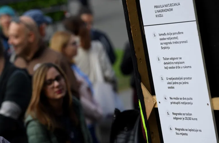 Poznati umjetnik ispred HNK-a organizirao kviz 'Prepoznaj Srpkinju', nagrada za točan odgovor - 20 kuna