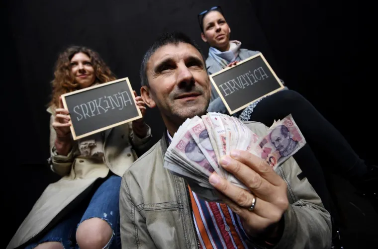 Poznati umjetnik ispred HNK-a organizirao kviz 'Prepoznaj Srpkinju', nagrada za točan odgovor - 20 kuna