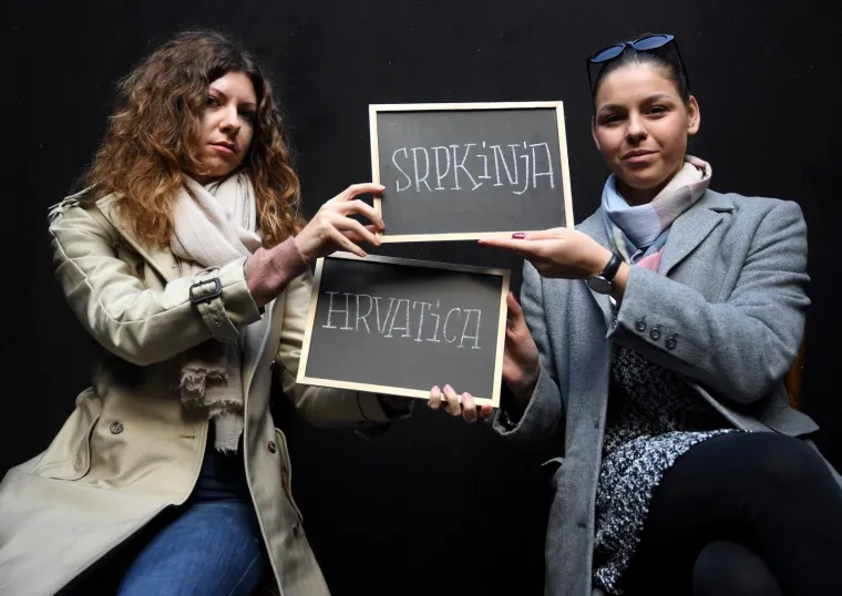 Poznati umjetnik ispred HNK-a organizirao kviz 'Prepoznaj Srpkinju', nagrada za točan odgovor - 20 kuna