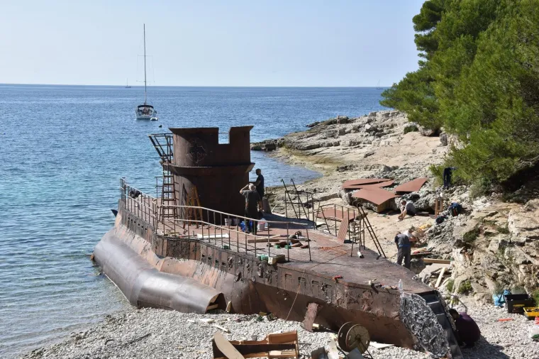 &Scaron;to se to događa u Puli? Austrijska podmornica nasukala se na Galebovim stijenama