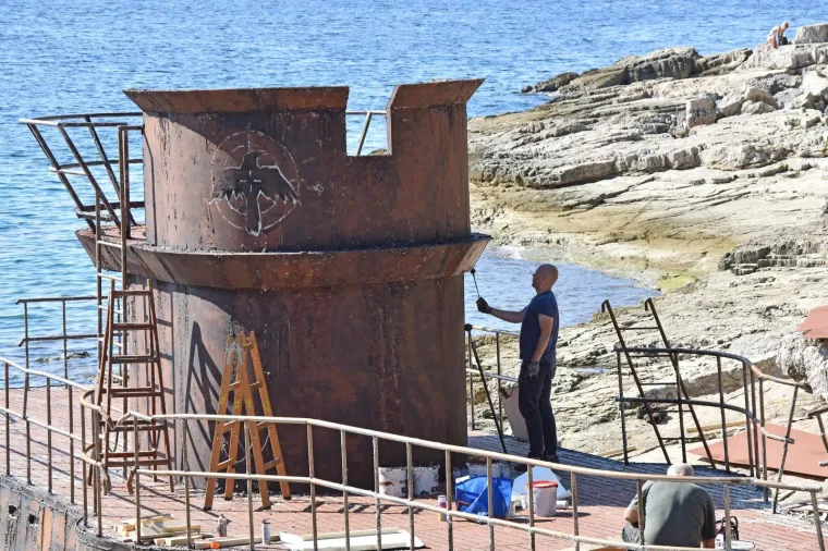 &Scaron;to se to događa u Puli? Austrijska podmornica nasukala se na Galebovim stijenama