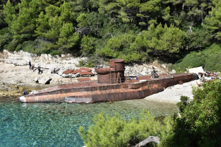 &Scaron;to se to događa u Puli? Austrijska podmornica nasukala se na Galebovim stijenama