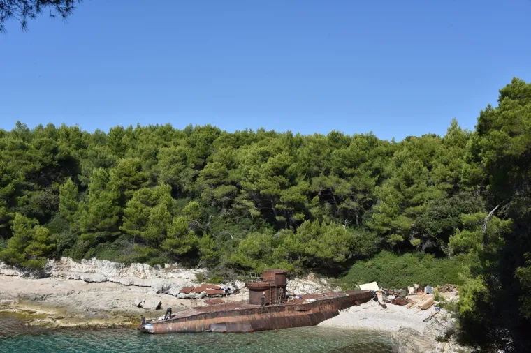 &Scaron;to se to događa u Puli? Austrijska podmornica nasukala se na Galebovim stijenama